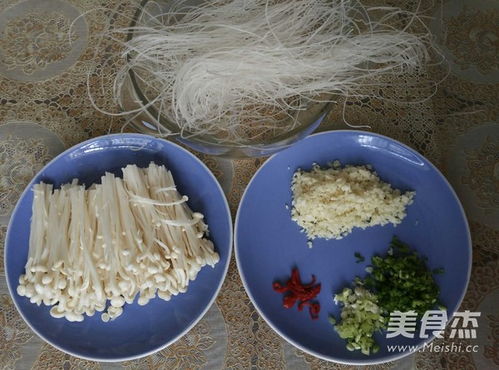 蒜香四溢，滑嫩爽口——蒜蓉粉絲金針菇的家常做法